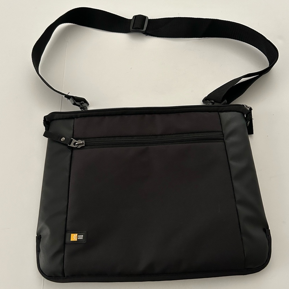 ⭐ Case Logic Intrata Black small Laptop iPad tablet shoulder bag travel case